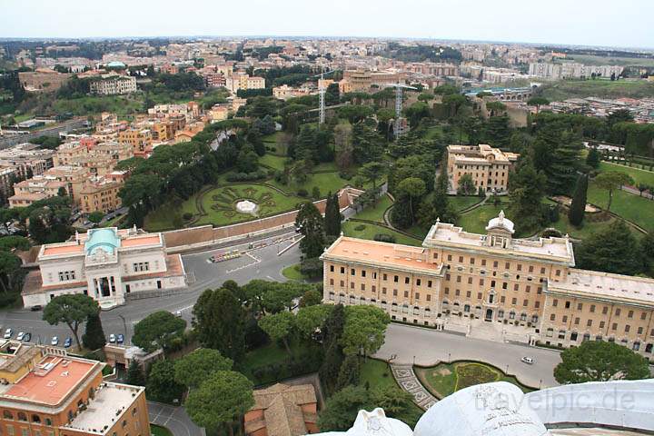 eu_va_051.jpg - Blick von der Dachterrasse des Petersdoms auf die Grten des Vatikan