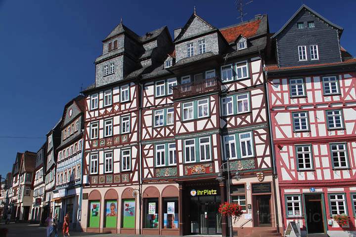 eu_de_butzbach_007.jpg - Fachwerkuser auf dem Marktplatz von Butzbach in Hessen.