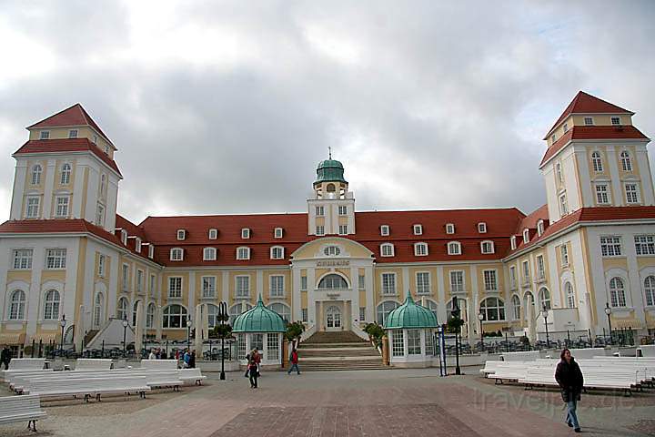 eu_de_ruegen_012.jpg - Das dreiflgelige schlossartige Kurhaus an der Strandpromenade im Seebad Binz