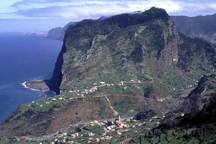 eu_pt_madeira_005.JPG - Kstenlandschaft auf der Insel Madeira, Portugal