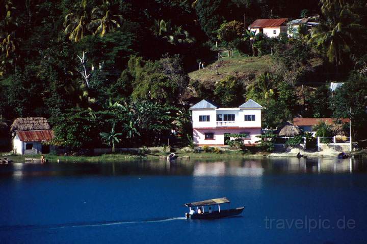 ma_guatemala_006.JPG - Huser am See von Flores, dem Ausgangspunkt fr Touren nach Tikal in Guatemala