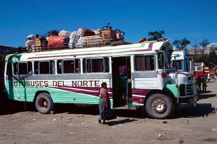 ma_guatemala_007.JPG - Bus am Busbahnhof von Huehuetenango in Guatemala