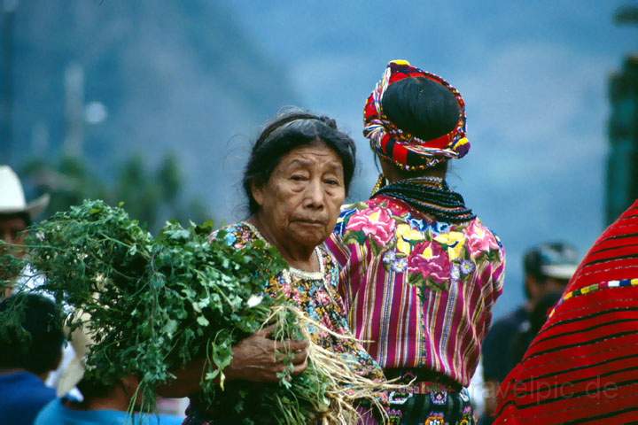 ma_guatemala_008.JPG - Eine alte Frau auf dem Markt von Zunil im Hochland von Guatemala