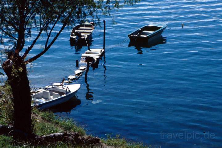 ma_guatemala_012.JPG - Boote am Steg des Atitlan-Sees im Hochland von Guatemala