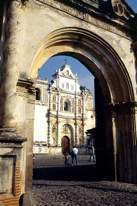 ma_guatemala_021.JPG - Prunkvolle Portale stehen noch im Erdbebengebiet der Stadt La Antigua, Guatemala