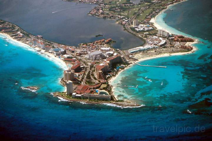 ma_mexiko_001.JPG - Strand und Hotels von Cancun beim Anflug, Mexiko