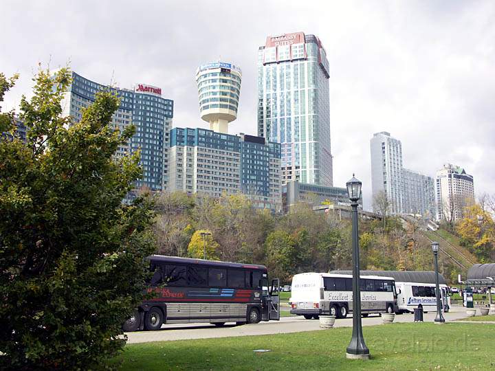 na_ca_niagarafaelle_001.jpg - Blick auf die Stadt Niagara Falls in Kanada