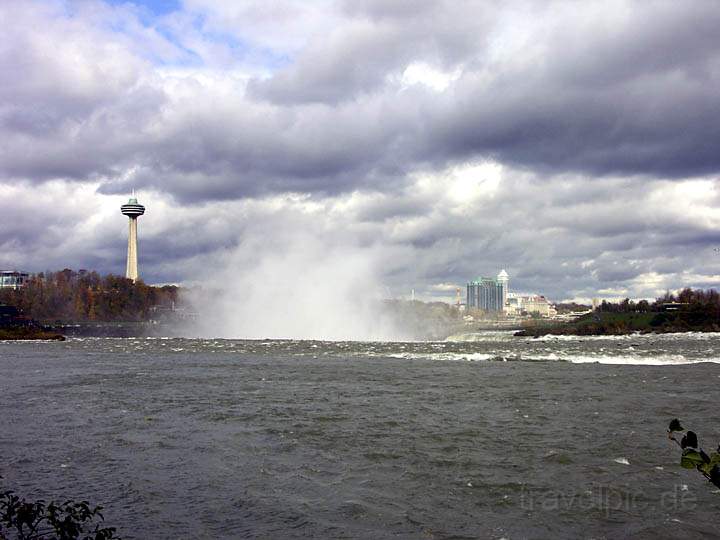 na_ca_niagarafaelle_004.jpg - Zulauf der Niagaraflle bei Toronto mit CN-Tower im Hintergrund