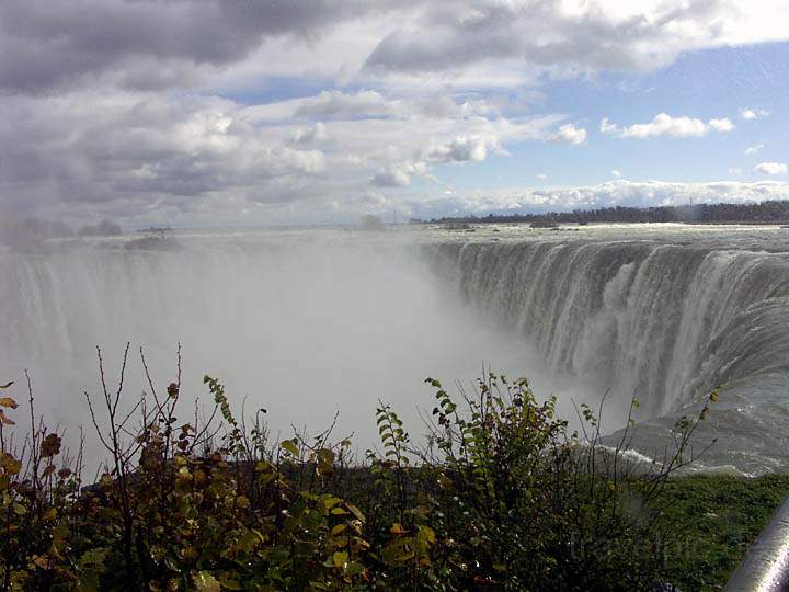 na_ca_niagarafaelle_007.jpg - Das Getse der Niagara Falls auf kanadischer Seite