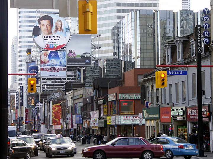 na_ca_toronto_030.JPG - An der Bloor-Yonge Street mit ihren vielen Geschften