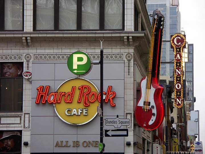 na_ca_toronto_032.JPG - Die Fassade des Hard Rock Caf auf der Yonge Street in Toronto