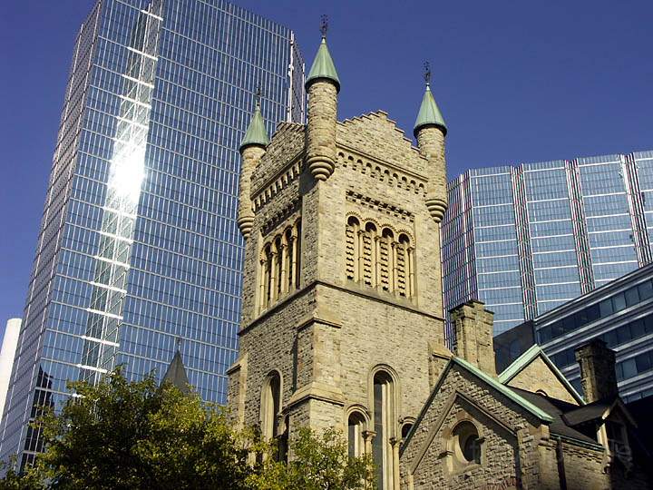 na_ca_toronto_011.JPG - Kleine alte Kirche neben dem Broturm aus Stahl und Glas in Downtown Toronto