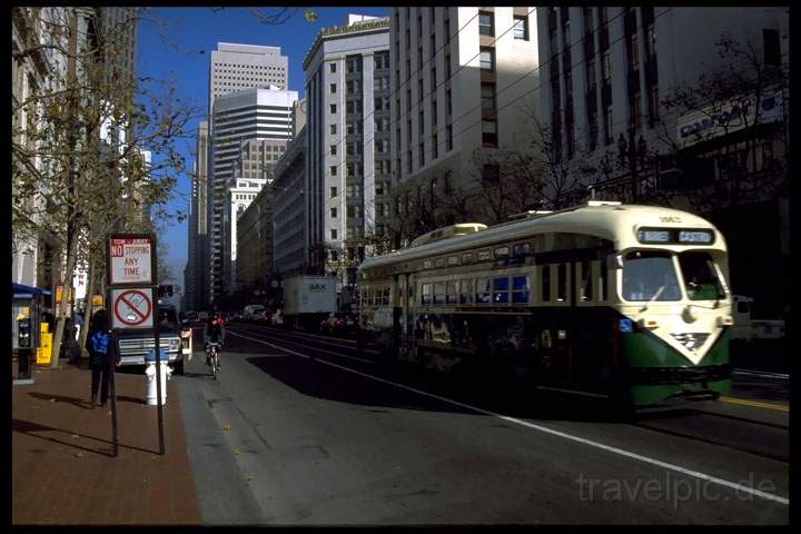 na_us_san_francisco_008.JPG - Historische Straenbahnen auf der Market Street in San Francisco