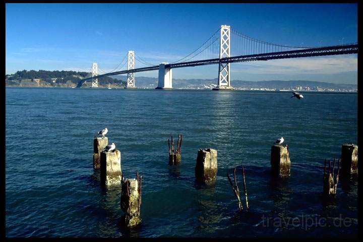 na_us_san_francisco_017.JPG - Die Bay Bridge fhrt berirdisch nach Oakland auf der anderen Seite der Bay, San Francisco