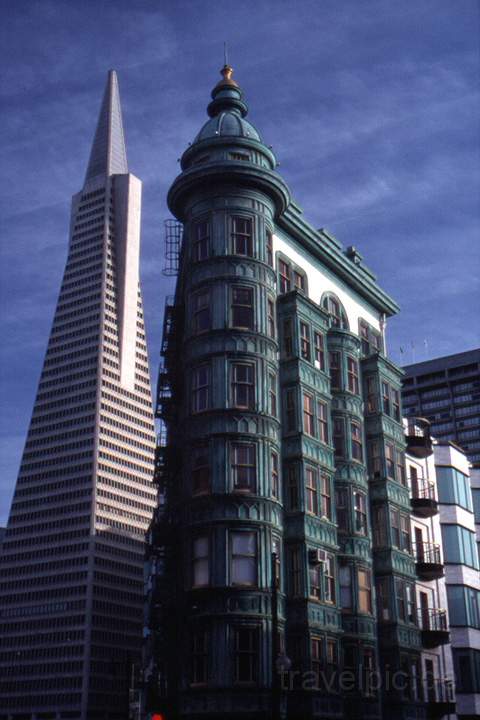 na_us_san_francisco_005.JPG - Ein historisches Gebude und die Transamerica Pyramid in San Francisco, USA