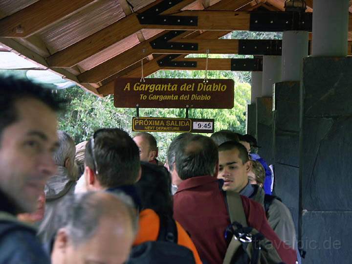 sa_ar_iguacu_001.JPG - Die Warteschlage beim Zug zum Hauptwasserfall, dem Teufelsschlund