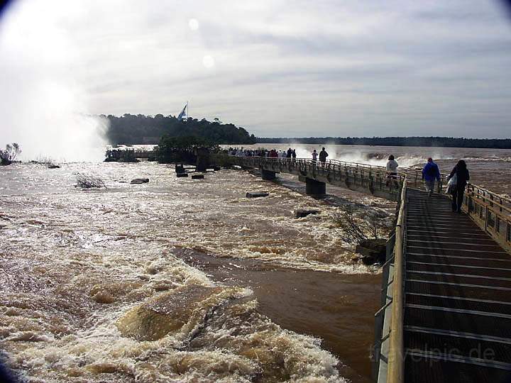 sa_ar_iguacu_004.JPG - Schon von weitem sieht und hrt man den gigantischen Hauptwasserfall