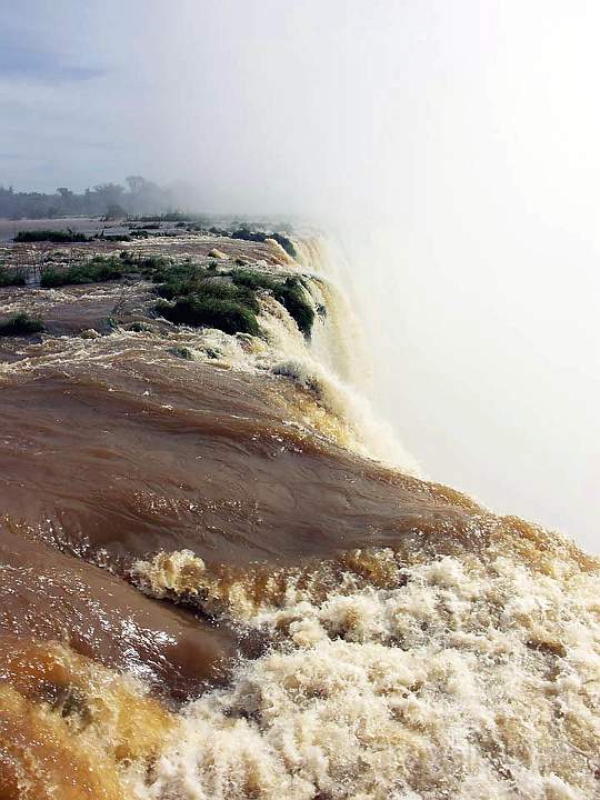 sa_ar_iguacu_006.JPG - Die kilometerlange Abbruchkante kann man sich wegen Dunst nur noch vorstellen