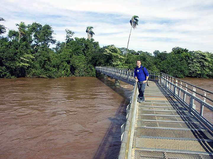 sa_ar_iguacu_008.JPG - Das Hochwasser auf dem Iguacu-River frbt den Flu braun ein