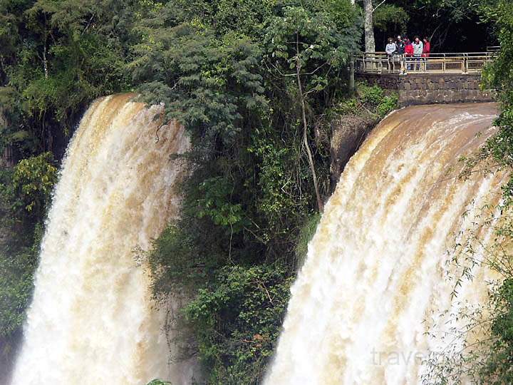 sa_ar_iguacu_012.JPG - Es gibt viele Aussichtspunkte und Brckenwege entlang der Wasserflle