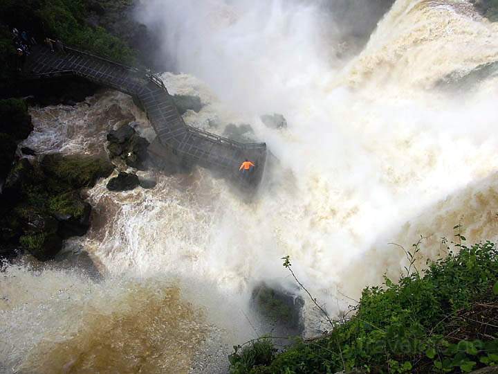 sa_ar_iguacu_013.JPG - Spektakulre Aussicht von einem Aussichtpunkt auf einen anderen waghalsigen Aussichtpunkt