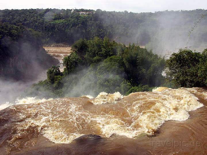 sa_ar_iguacu_014.JPG - Blick vom Brckensteg genau oberhalb der Abbruchkante des Wasserfalls