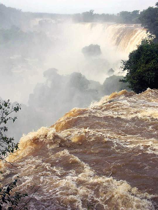 sa_ar_iguacu_015.JPG - Blick entlang der argentinischen Seite des Iguacu-Wasserfals