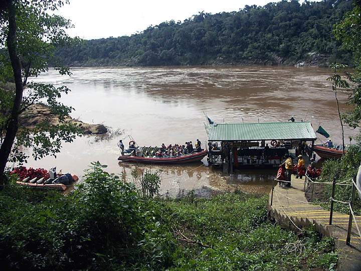 sa_ar_iguacu_017.JPG - Die Anlegestelle der Macuco Bootsafari einige Kilometer unterhalb der Wasserflle