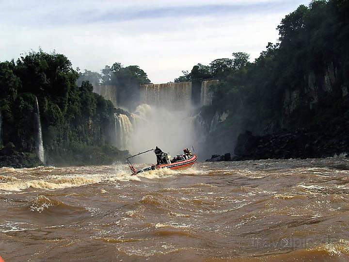 sa_ar_iguacu_018.JPG - Die Boote bieten eine aufregende Fahrt durch Stromschnellen und bis fast unter die Wasserflle