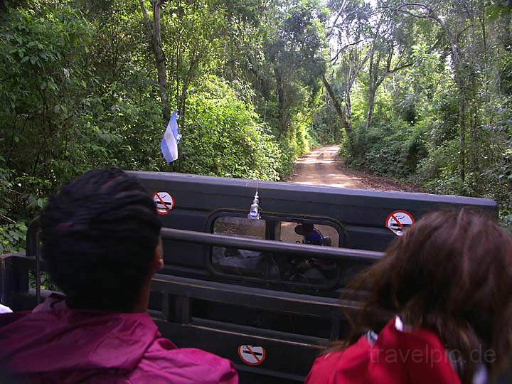 sa_ar_iguacu_016.JPG - Fahrt mit dem Unimog zum Ausgangspunkt der Bootstour hoch zu den Wasserfllen