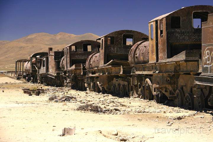 sa_bo_cementerio_tren_002.jpg - Verschiedene ausrangierte Lokomotiven beim Cementerio de Trenes