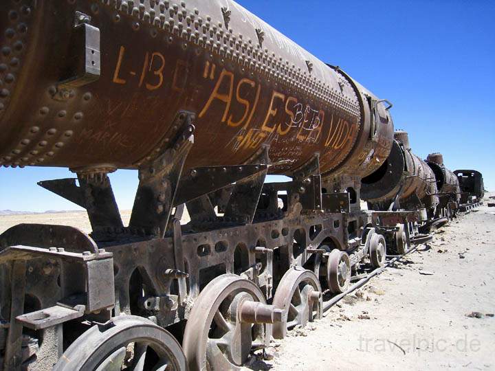 sa_bo_cementerio_tren_003.jpg - Markante Kontraste auf dem Cementerio de Trenes bei Uyuni