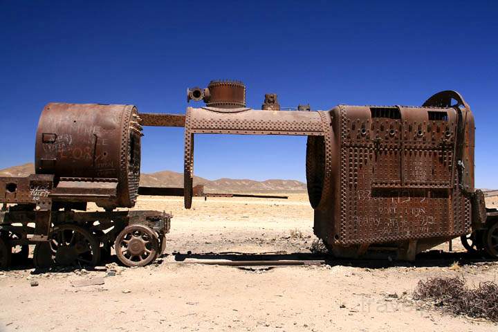 sa_bo_cementerio_tren_006.jpg - Selbstbedienung auf dem Cementerio de Trenes bei Uyuni