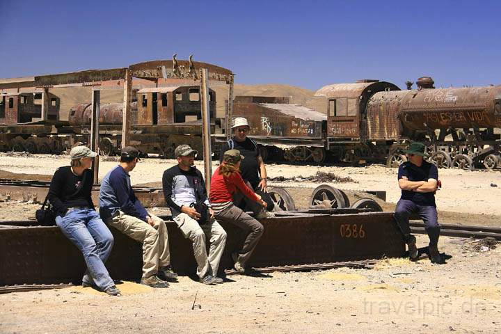 sa_bo_cementerio_tren_007.jpg - Unsere Gruppe auf dem Cementerio de Trenes bei Uyuni