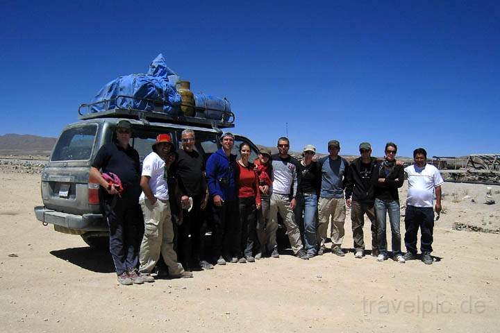 sa_bo_cementerio_tren_008.jpg - Ein Gruppenbild mit Jeep vor dem Cementerio de Trenes bei Uyuni