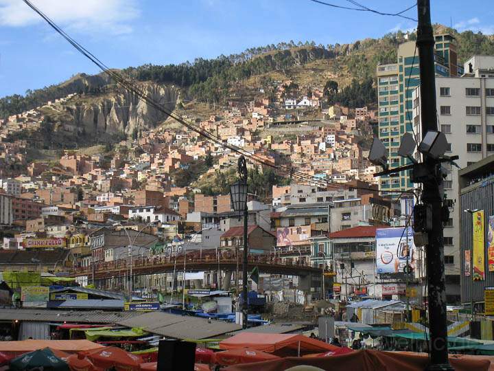 sa_bo_la_paz_002.jpg - Die Fugngerbrcke ber die zentrale Avenida Montes in La Paz