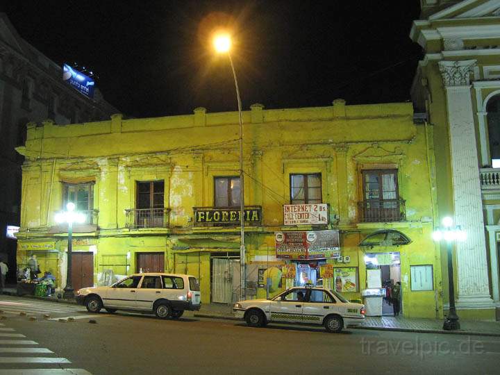 sa_bo_la_paz_003.jpg - Ein lteres Gebude am Plaza Morillo in La Paz