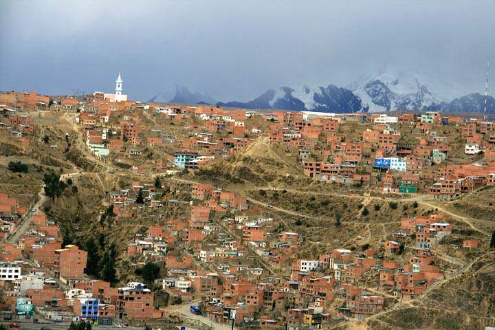 sa_bo_la_paz_005.jpg - Auf der Strae von El Alto nach La Paz hat man interessante Ausblicke