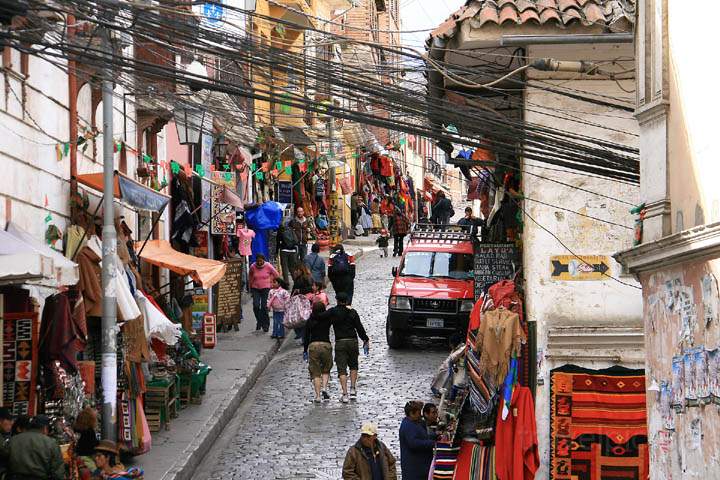 sa_bo_la_paz_006.jpg - In der Avenida Lineares finden sich viele Geschfte mit Artesiana