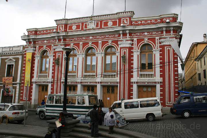 sa_bo_la_paz_012.jpg - Typisches Kolonialgebude und typischer Verkehr in La Paz