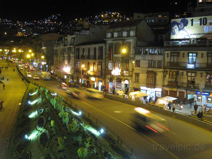 sa_bo_la_paz_019.jpg - Blick von der Fugngerbrcke ber die zentrale Avenida Montes bei Nacht