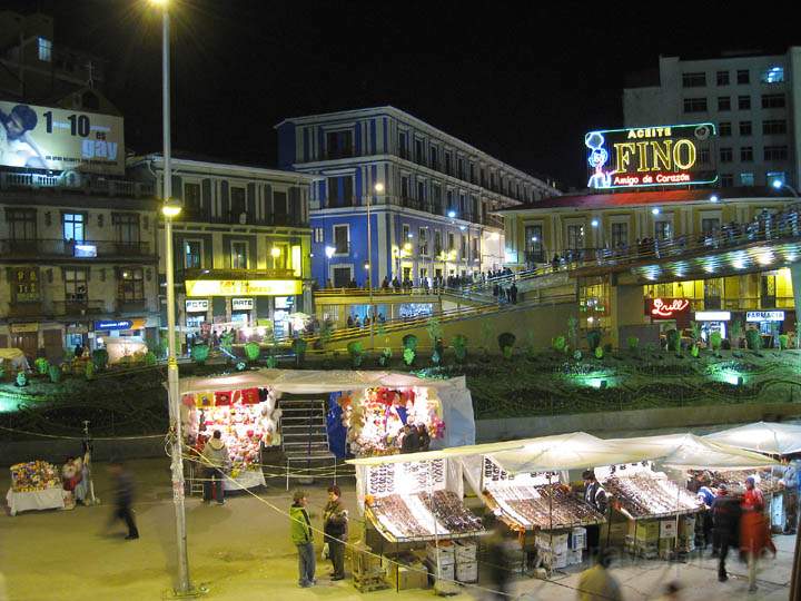 sa_bo_la_paz_020.jpg - Lden und Gebude nahe der Fugngerbrcke ber die Avenida Montes