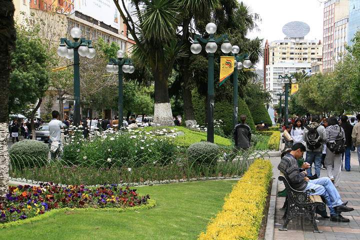 sa_bo_la_paz_022.jpg - Die Avenida 16 de Julio im Sden von La Paz ist deutlich moderner