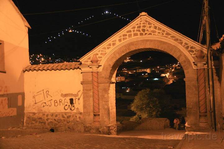 sa_bo_potosi_009.jpg - Blick durch den Arco de Cobija auf den Cerro Rico de Potos