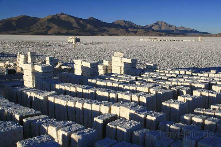 sa_bo_salar_de_uyuni_003.jpg - In der Salar de Uyuni wird Salz in Quaderform abgebaut, um Huser zu bauen