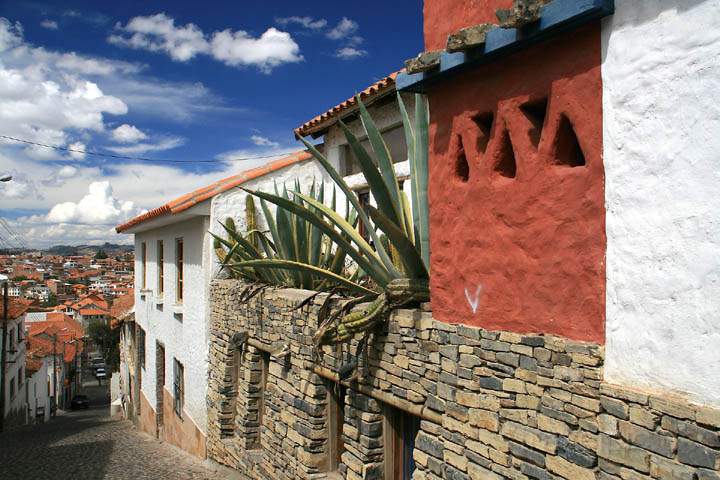 sa_bo_sucre_002.jpg - Eine steile Strae fhrt hinauf zum Convento La Recoleta