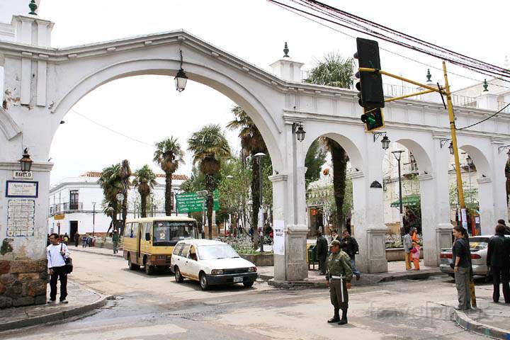 sa_bo_sucre_009.jpg - Ein Torbogen in der Altstadt von Sucre in Bolivien