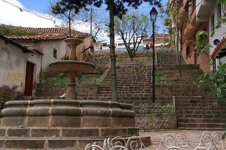 sa_bo_sucre_012.jpg - Ein Brunnen und eine Treppe in der nrdlichen Innenstadt von Sucre