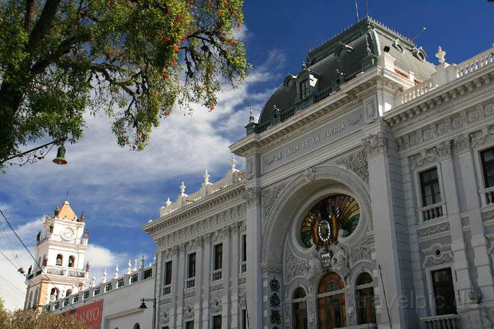 sa_bo_sucre_019.jpg - Prfektur und Kathedrale liegen nebeneinander am Plaza 25 de Mayo