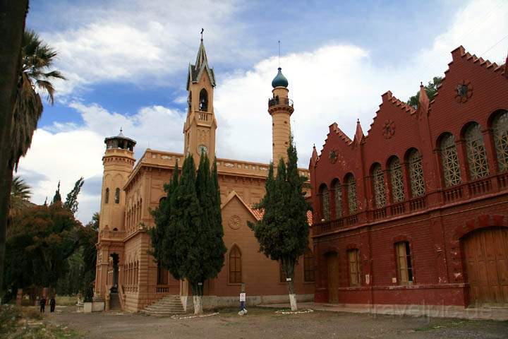 sa_bo_sucre_020.jpg - Das Schlo Castillo de la Glorietta liegt einige Kilometer unterhalb von Sucre